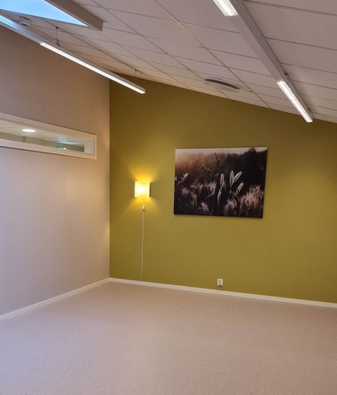 Bilde av grupperom med grønn vegg og bilde